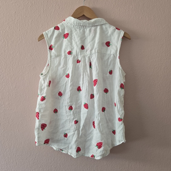 So white and red strawberry blouse size L - Picture 2 of 4